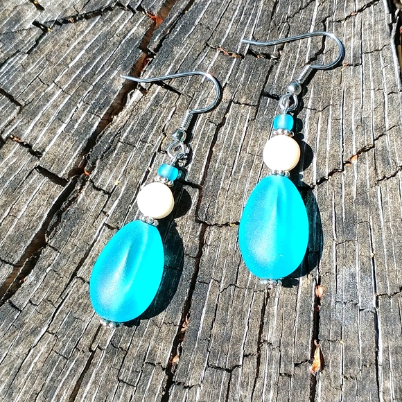 Freshwater pearl and seaglass earrings - Picture 2 of 4